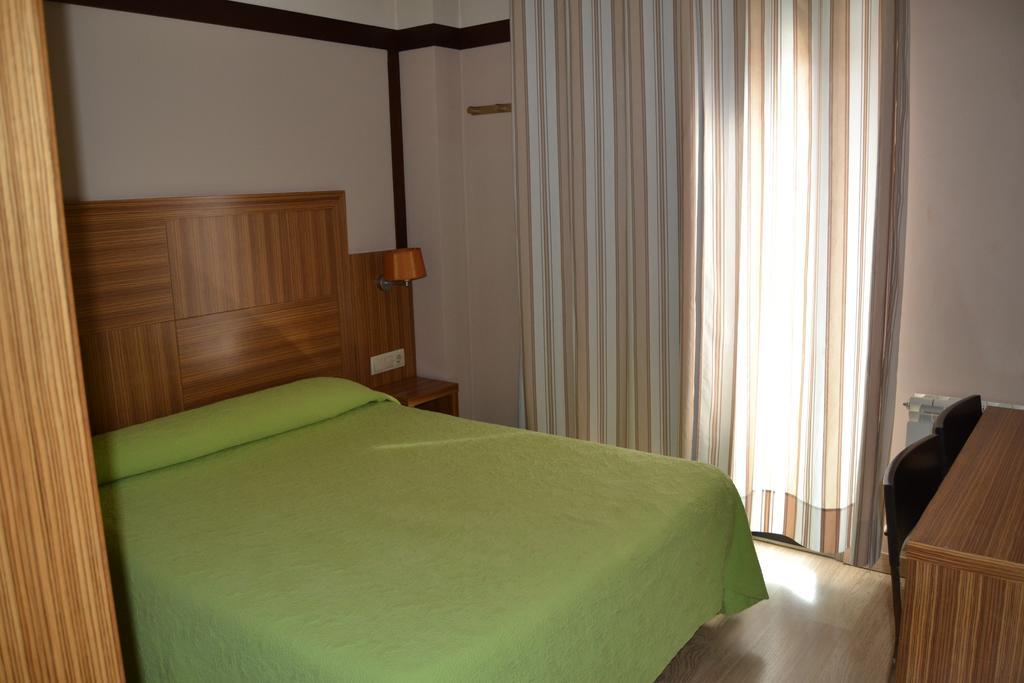 Hotel Apartamentos Don Juan I Alcalá de Henares Habitación foto